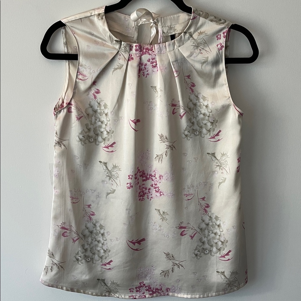 Vintage Elegant Silk Touch Floral Sleeveless Top
Size :XS per Benetton